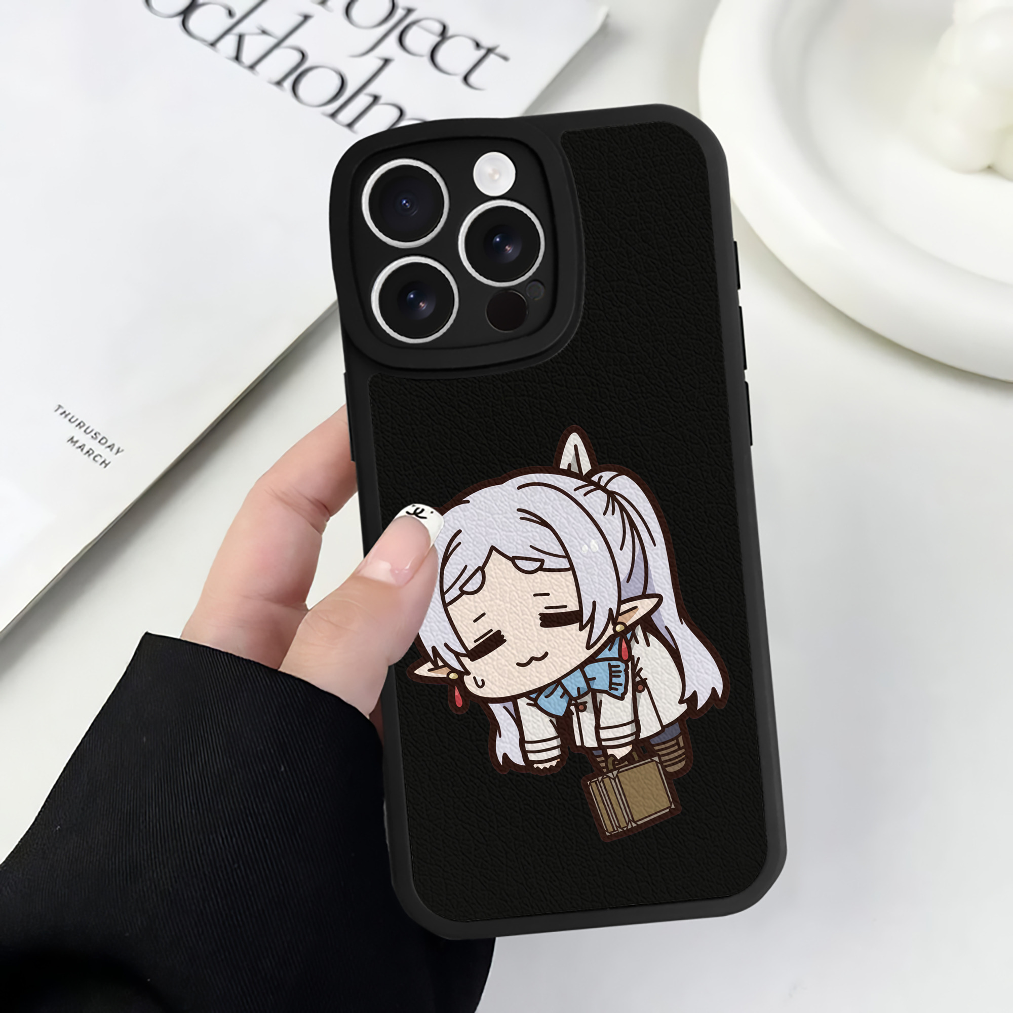 （画像用） 葬送のフリーレン Frieren 【iPhone 16シリーズ対応】シリコンスマホケース（レザー調） 材質：シリコン